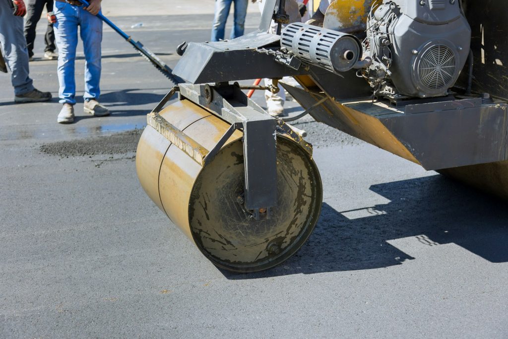 A procedure for installing asphalt on roads using asphalt special machines as well as heavy